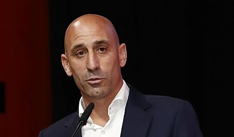 Kadın futbolcuyu öpmüştü… FIFA’dan o başkan hakkında karar