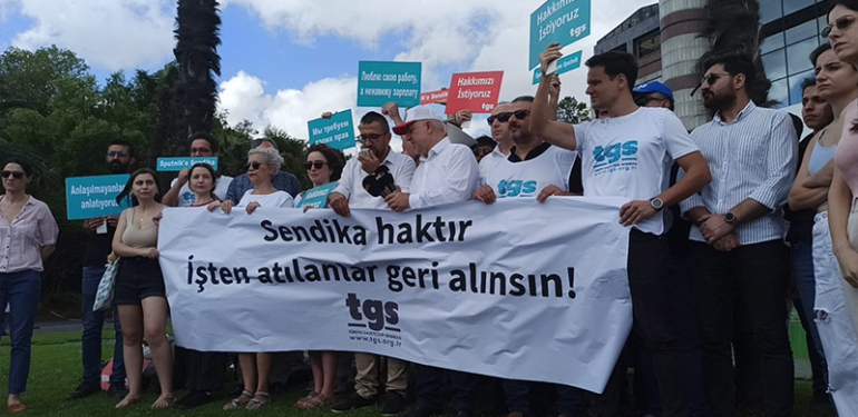 Sputnik’ten atılan gazeteciler ve sendika ‘grev’ dedi