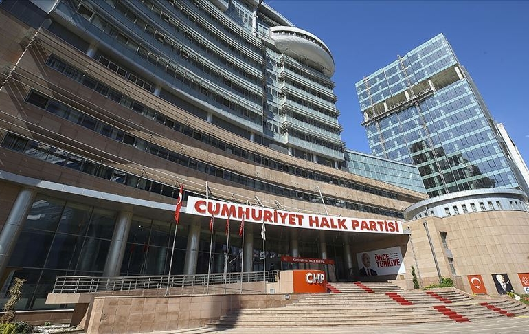 CHP’li ilçe başkanı il başkanını suçlayarak açlık grevine başladı