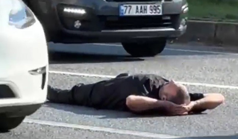 Bir garip olay… Yolun ortasına böyle uzandı