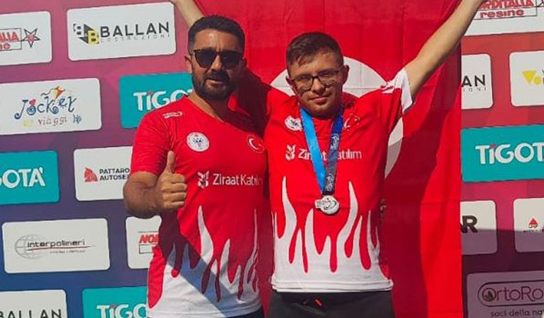 Down sendromlu milli atlet Emirhan Akçakoca’dan dünya rekoru