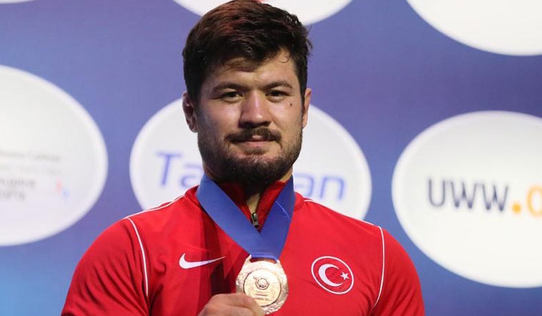 Milli güreşçi Ali Cengiz dünya şampiyonu oldu