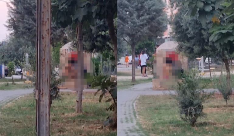 Parkta şaşırtan görüntü… Soyunup banyo yaptı!