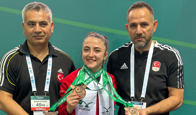 Milli halterci Cansu Bektaş’tan 3 bronz madalya