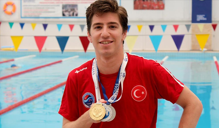 Milli yüzücü Derin Toparlak’tan gümüş madalya