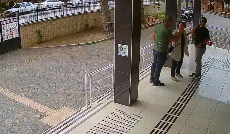 Samsun’da gazeteciye saldırı kamerada