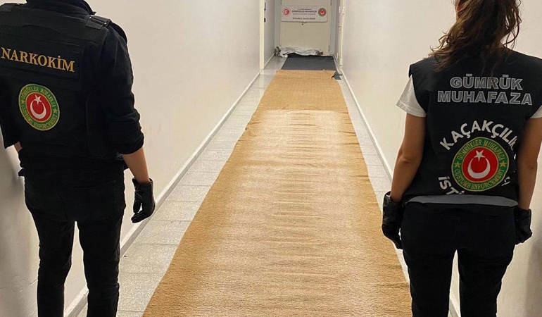 Yurt dışına giden kargodaki halıdan 17 kg uyuşturucu çıktı! Bakın nasıl saklamışlar…