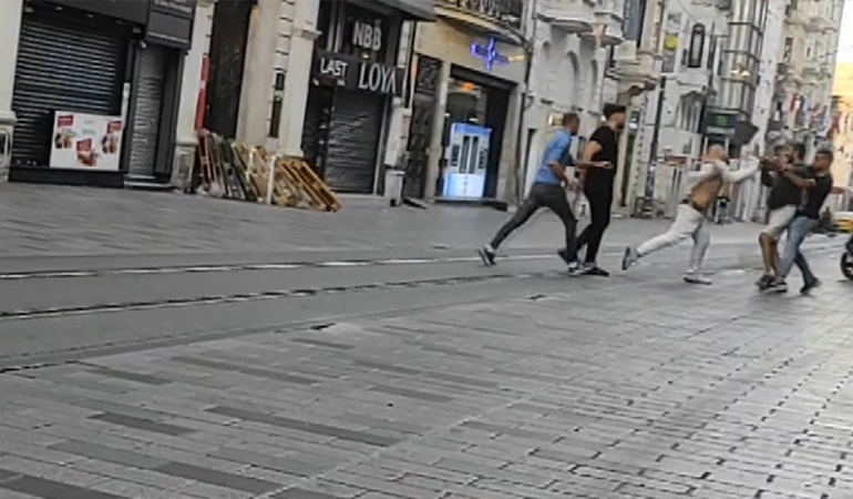 İstiklal Caddesi’nde kavga kamerada