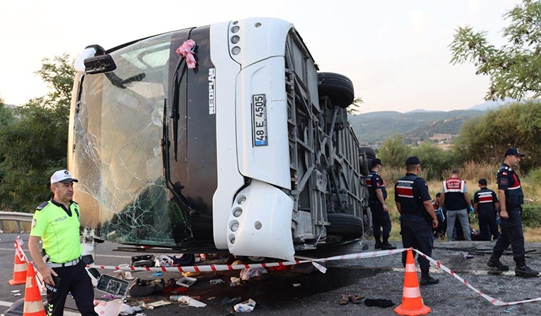Yaralılar var… İşte Başakşehir’de İETT otobüsünün devrilme anı