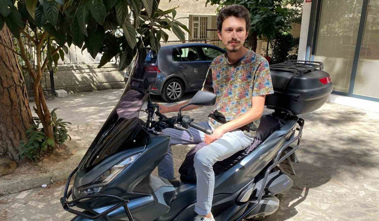 Polisin imdadına moto kurye yetişti: Şu arabayı yakala!