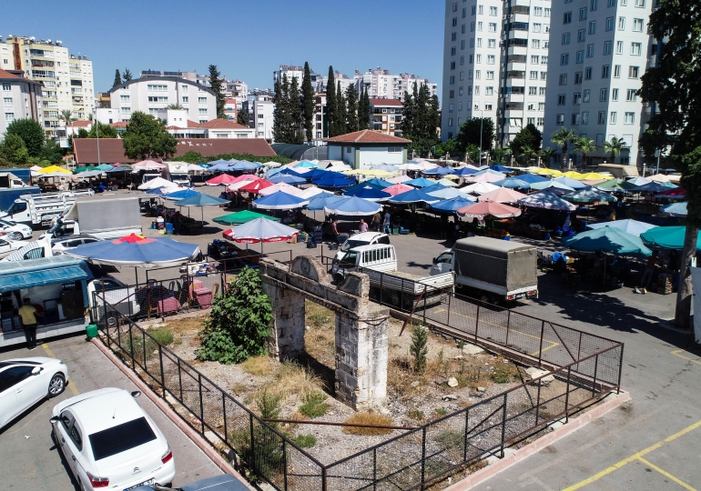 Milli Mücadele’ye tanıklık eden kapı, pazarın ortasında kaldı