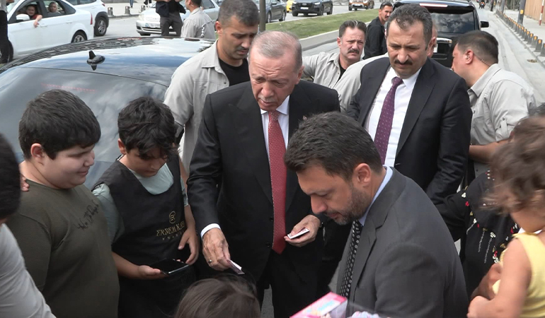 Erdoğan, para ve oyuncak dağıttı: ‘Almayanlar gelsin’