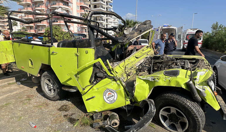 Antalya’da safari aracı ile araba çarpıştı: 2 turist öldü