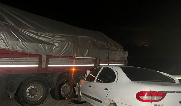 TIR’a çarpan otomobildeki polis ile eşi hayatını kaybetti