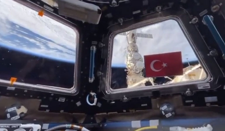 Rus kozmonot uzayda Türk bayrağı açtı