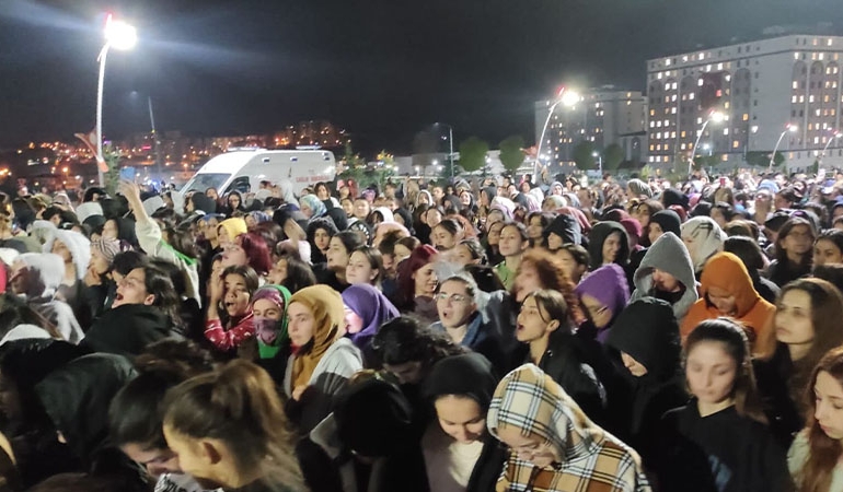 Bu kez Sivas’ta… KYK yurdunda bir öğrenci asansörde mahsur kaldı, binlerce kişi protesto etti