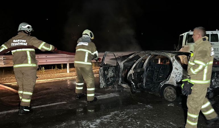 Kamyonetle çarpışan otomobilde yangın çıktı: Ölü ve yaralılar var