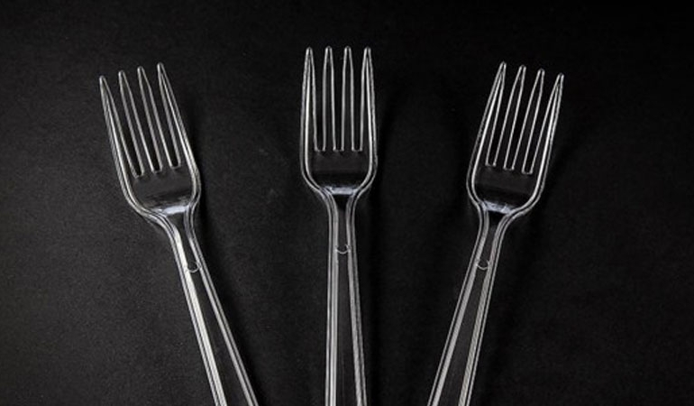 İngiltere’de tek kullanımlık plastik çatal, bıçak ve tabaklar yasaklandı