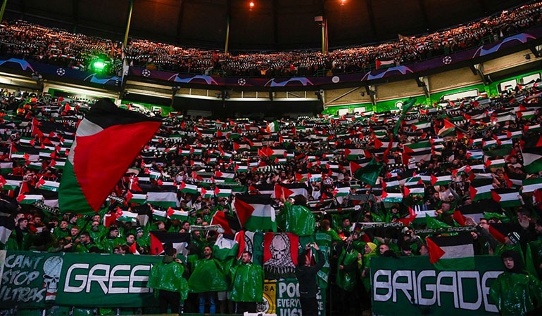 Celtic taraftarı, kulüp yönetiminin yasağını delip yüzlerce Filistin bayrağı açtı
