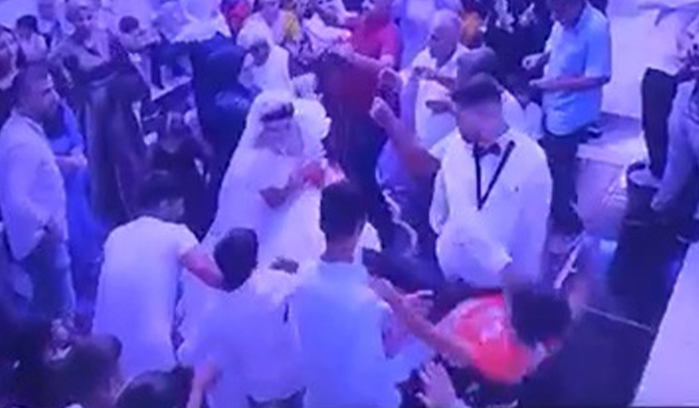 Damat, gelinliği çekiştiren çocuğu böyle fırlattı