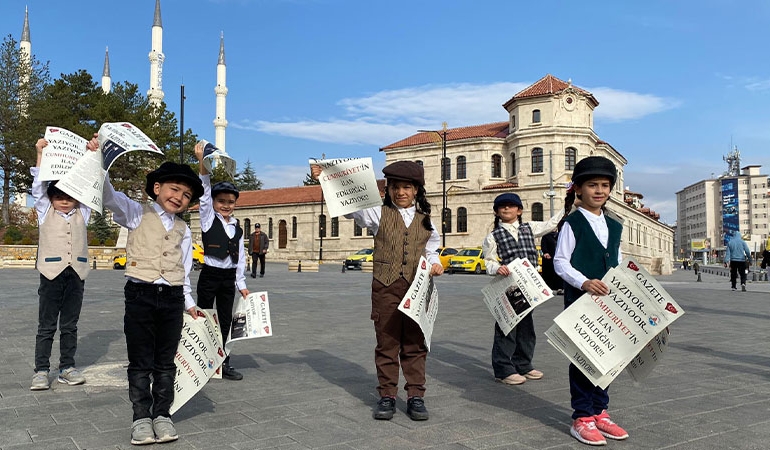 İlkokul öğrencileri gazete dağıttı… ‘Yazıyor, Cumhuriyet’in ilan edildiğini yazıyor’