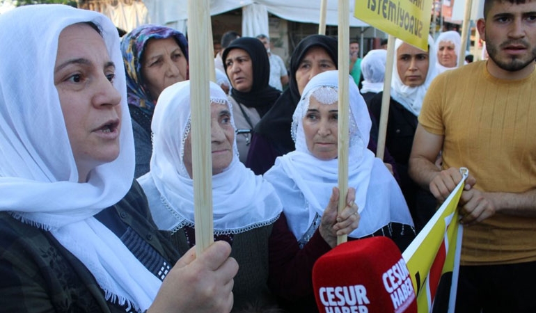 Komşuda ABD uçaklarının konuşlandığı üs önünde büyük eylem