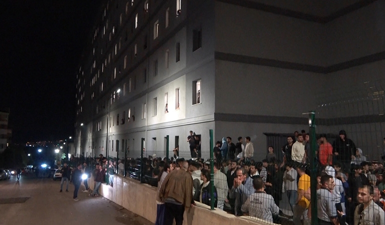 Asansör faciasının ardından öğrencilerden eylem… ‘Ölmeye değil okumaya geldik’