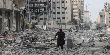 İsrail savaş uçakları, Rimal başta olmak üzere Gazze'nin birçok mahallesini enkaza çevirdi