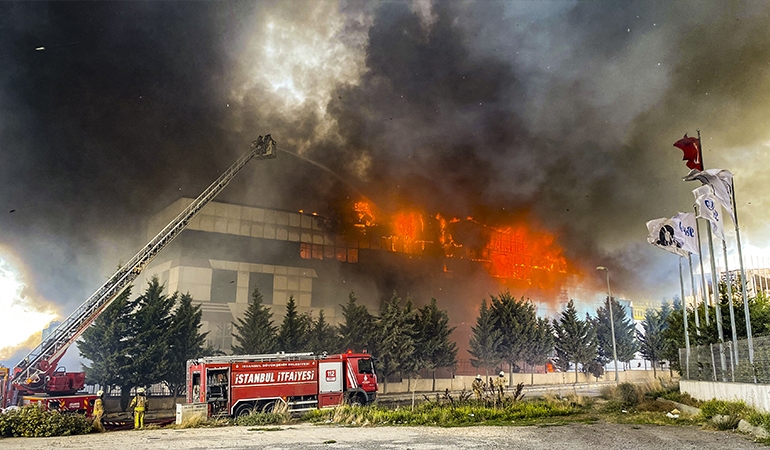 Silivri’deki fabrika yangını 5 saat sonra söndürüldü