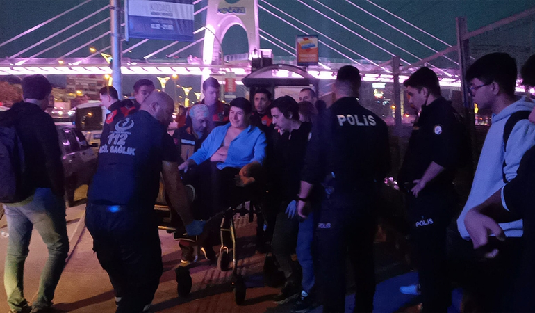 Durakta beklerken bıçaklandı, ambulansa gülerek bindi