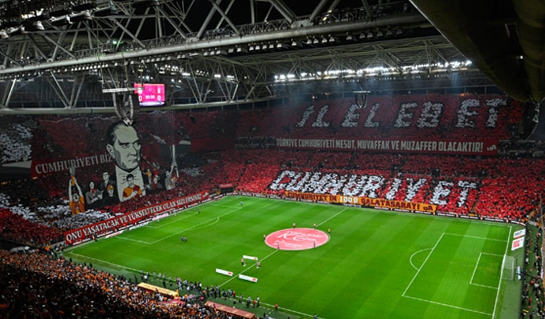 Galatasaraylı taraftarlardan 100. yıl koreografisi
