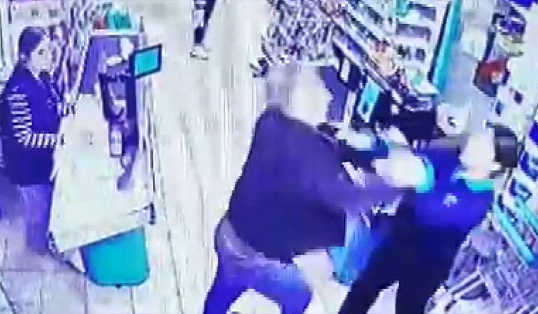Markette ‘kasa sırası’ tartışması: Genç kızı defalarca yumrukladı!