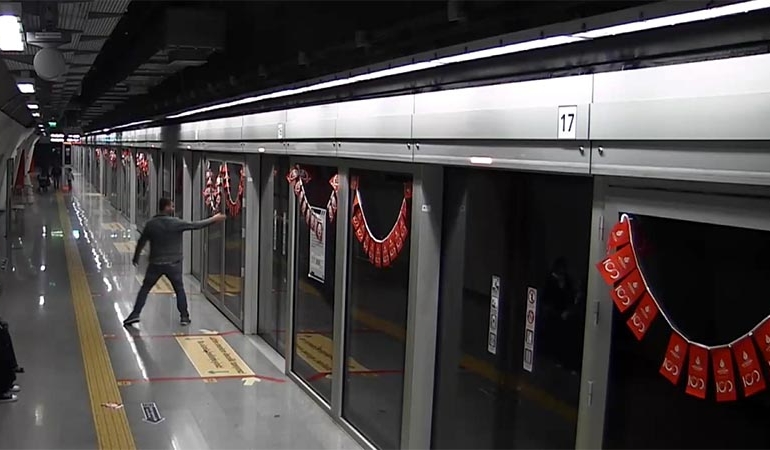 Metroda Atatürk’lü Türk bayraklarına çirkin saldırı
