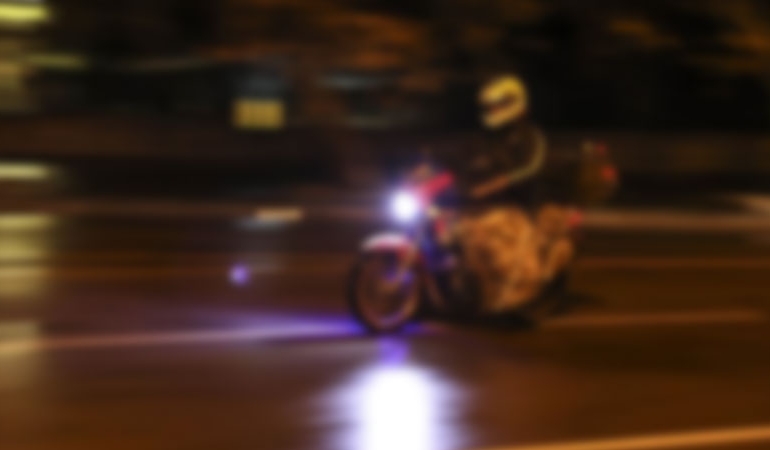 Esenler’de bir motosikletli, hareket halindeki otomobile ateş ederek kaçtı