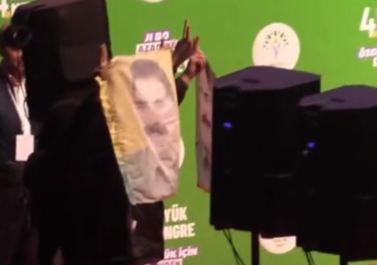 Yeşil Sol Parti kongresinde Öcalan’ın posteri açıldı