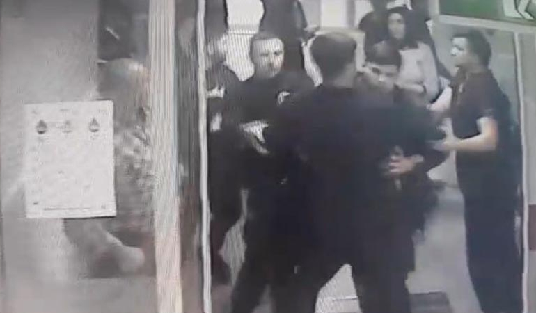 ‘Annemle ilgilenmedin’ diyerek sağlık çalışanına saldırdı