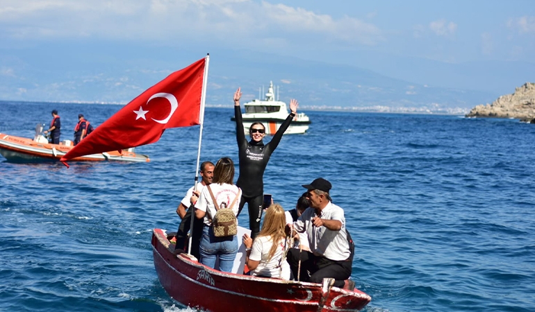 Milli sporcu Şahika Ercümen’den Cumhuriyet’in 100. yılında yeni dünya rekoru