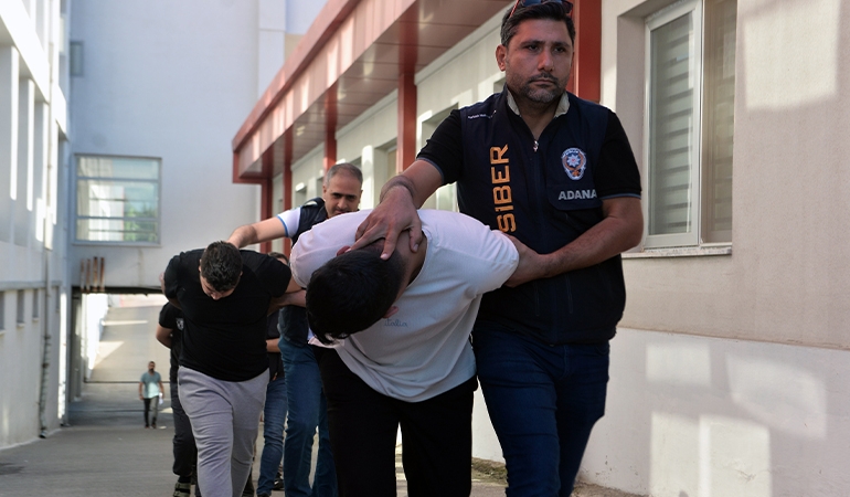 Deste deste paralar siyah poşette… ‘Sazan sarmalı’ vurguncusu kameralara yakalandı