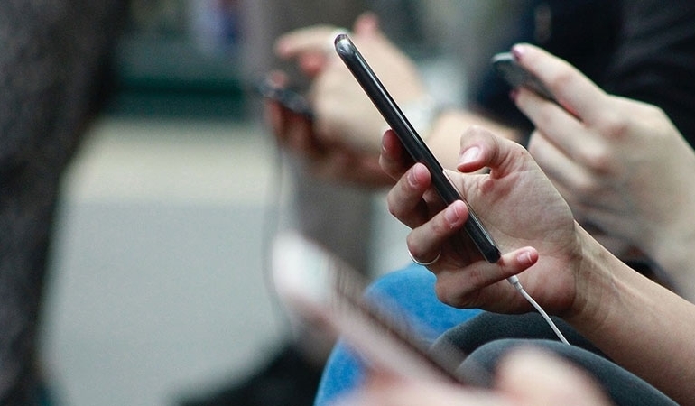 Öğrencilere cep telefonu ve internet desteği kararı Resmi Gazete’de