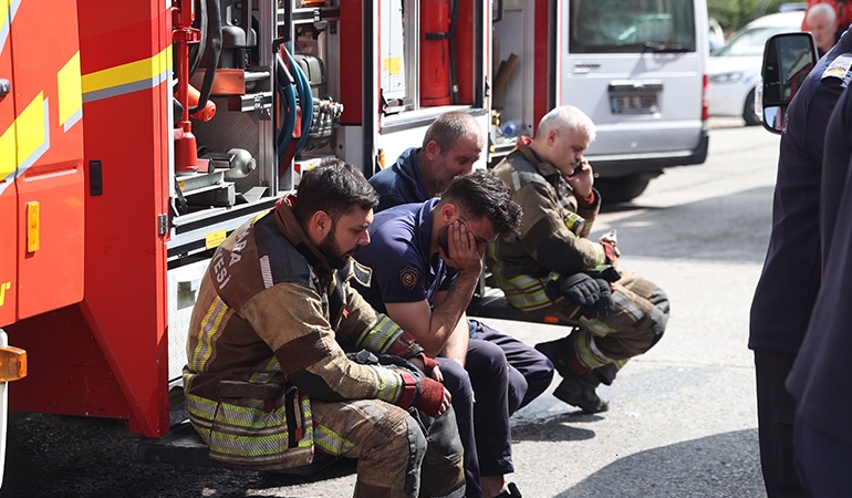 Ankara’da 7 katlı binada yangın: 1 itfaiye eri şehit oldu
