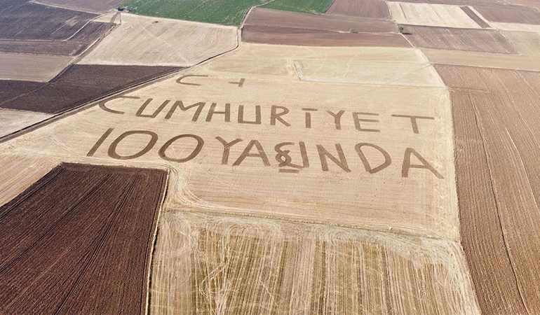 Çiftçi tarlasına ‘Cumhuriyet 100 yaşında’ yazdı
