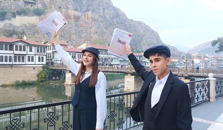 Kadına şiddete dikkat çekmek için gazete dağıttılar