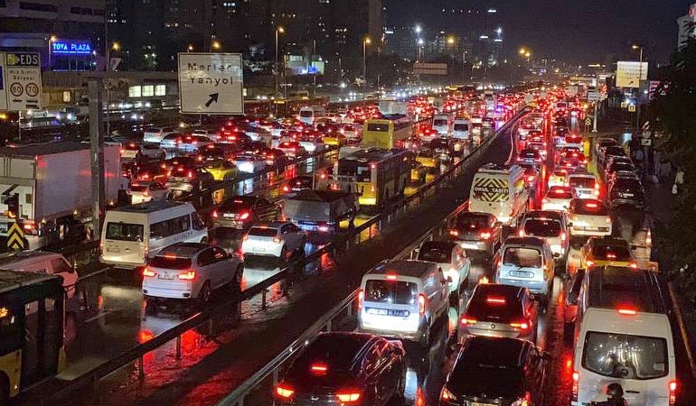 İstanbul’da trafiğe sağanak etkisi