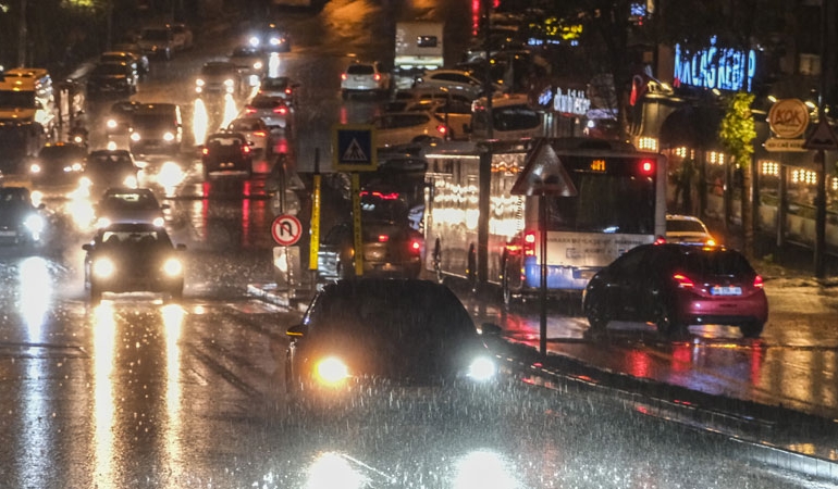 Ankara sağanağa teslim: Trafik felç oldu