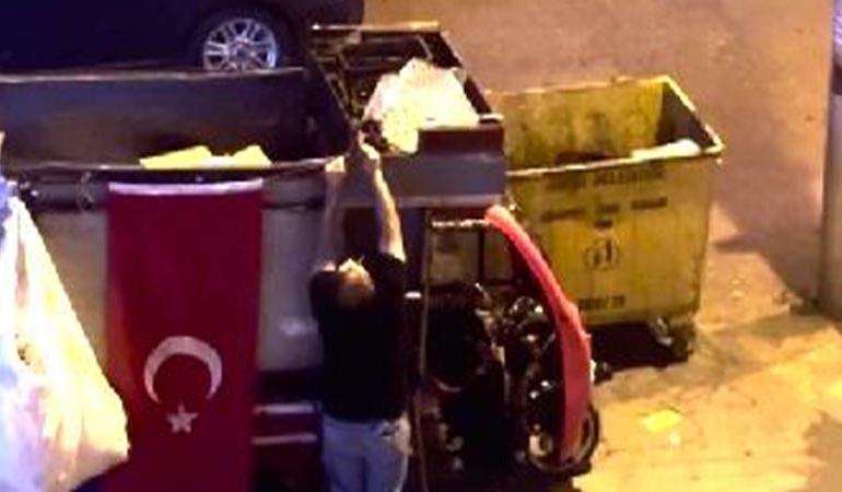 Çöpte bulduğu Türk bayrağını önce atık toplama aracına, sonra evinin balkonuna astı