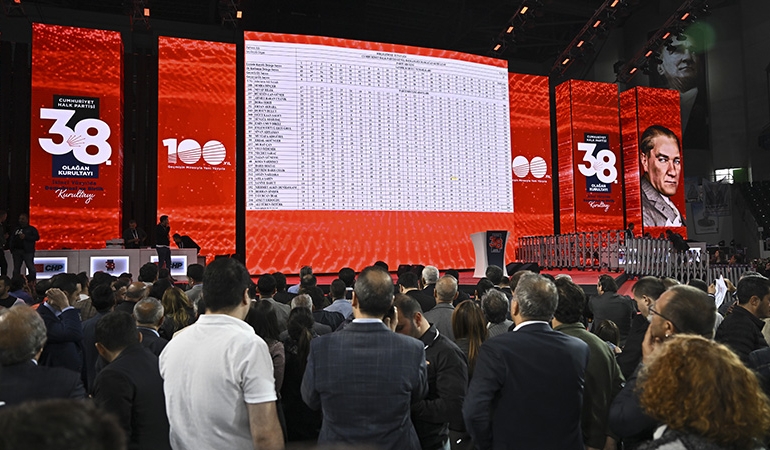 İşte CHP’nin yeni a takımı… 5 kişi Özgür Özel’in listesini deldi