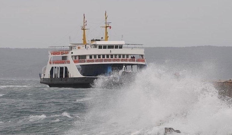 Gökçeada ve Bozcaada feribot seferlerine ‘fırtına’ engeli