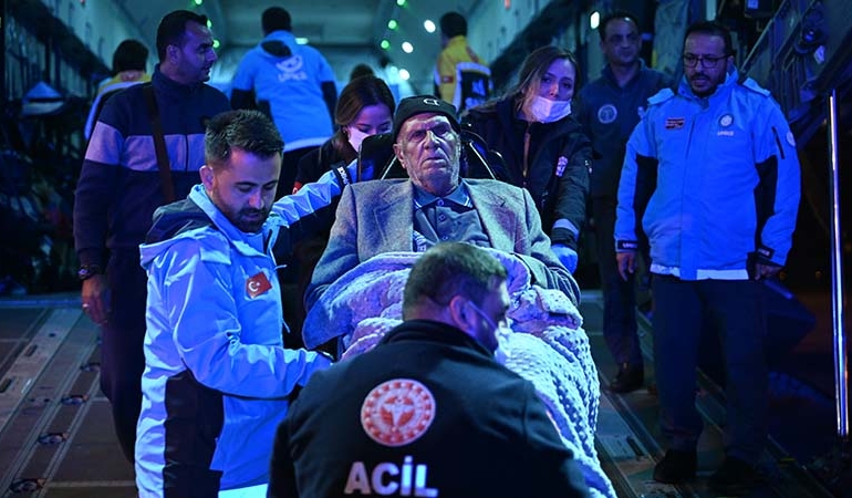 Gazze’den çıkarılan kanser hastaları Ankara’ya indi