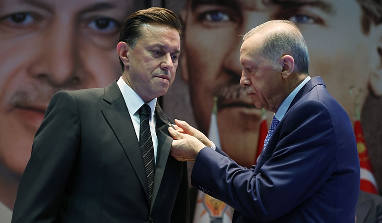 Rozetini Erdoğan taktı… İYİ Parti’den istifa eden vekil resmen AKP’de