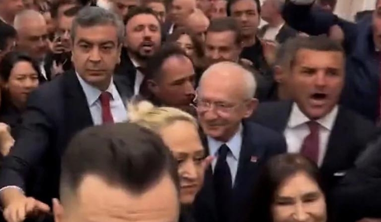 Kılıçdaroğlu, Kurultay salonuna Emir Sarıgül’le girdi